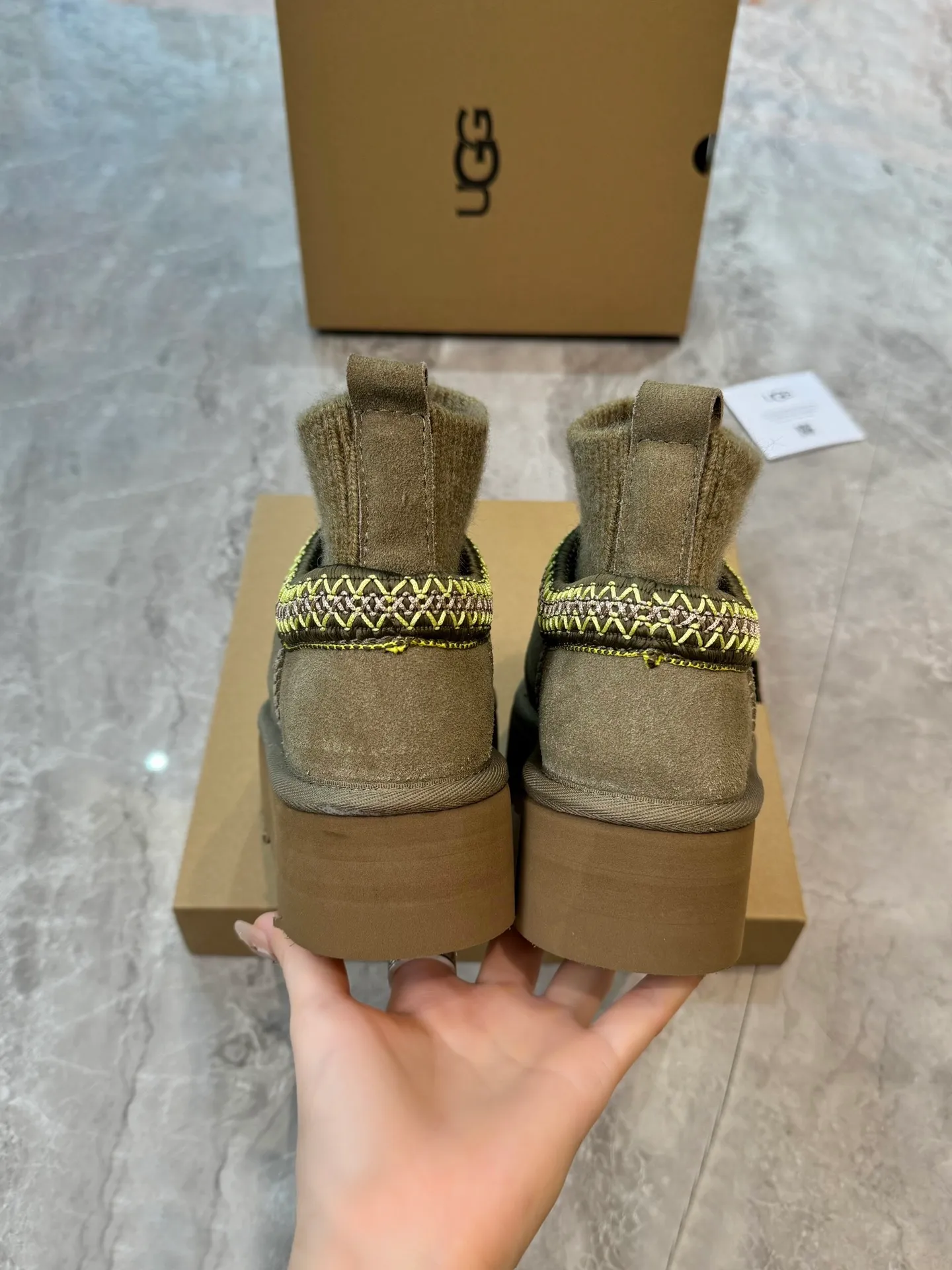 Self-pickup 💰520 New snow boots 1125956 Ethnic style plus sock cover, the sock cover is inserted into the wool. The surface is made of imported silk cow suede, and the inner part is made of Longfeng fur. Foam outsole has light anti-slip characteristics. Four colors, 35-40